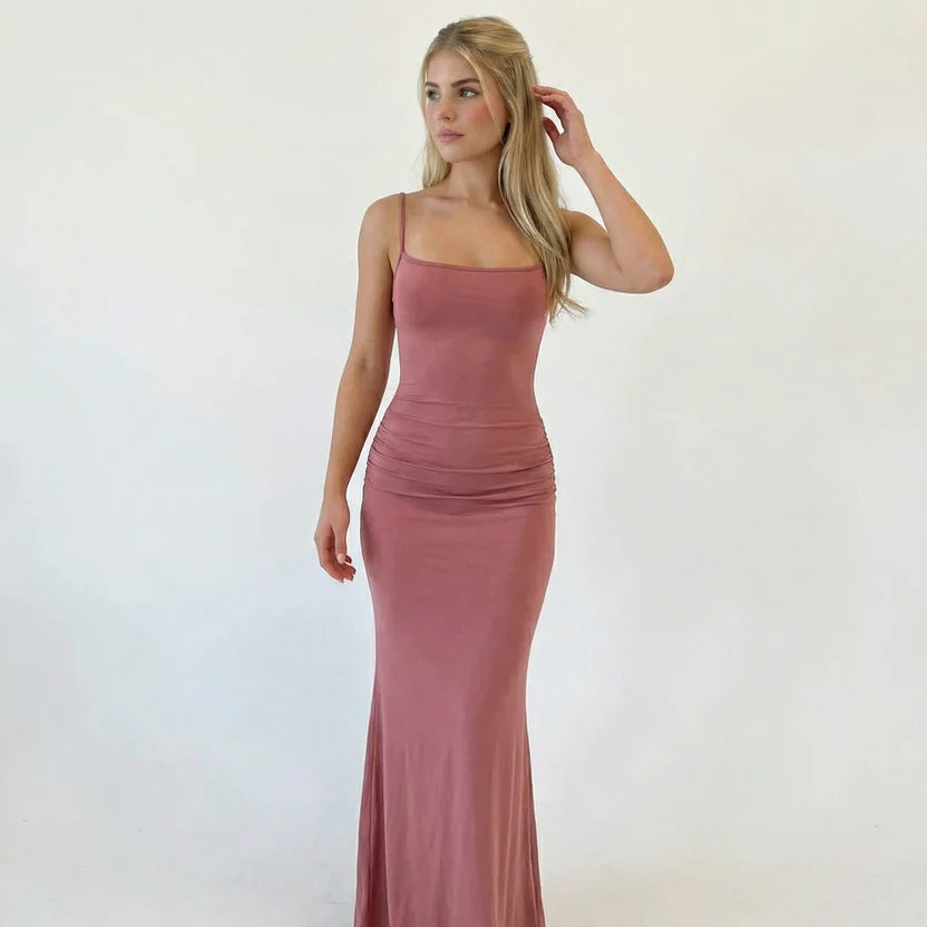 Schlankes eng anliegendes Maxikleid