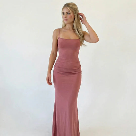 Schlankes eng anliegendes Maxikleid